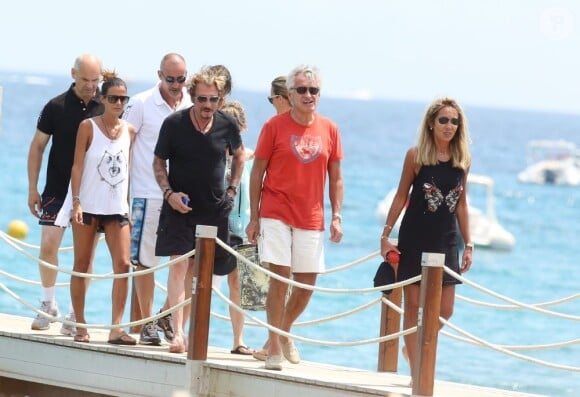 Johnny Hallyday et Laeticia, accompagnés de Gilbert Coullier et Nicole, arrivent à la plage de Tahiti entre Saint-Tropez et Ramatuelle, le 20 juillet 2012.