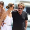 Johnny Hallyday et Laeticia arrivent à la plage de Tahiti entre Saint-Tropez et Ramatuelle, le 20 juillet 2012.