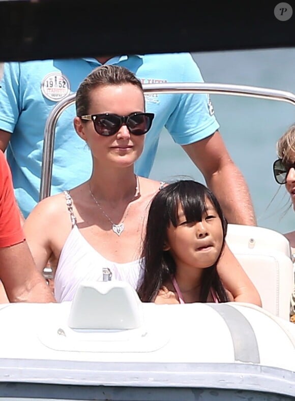 Laeticia Hallyday et sa fille Jade arrivent à la plage de Tahiti entre Saint-Tropez et Ramatuelle, le 20 juillet 2012.