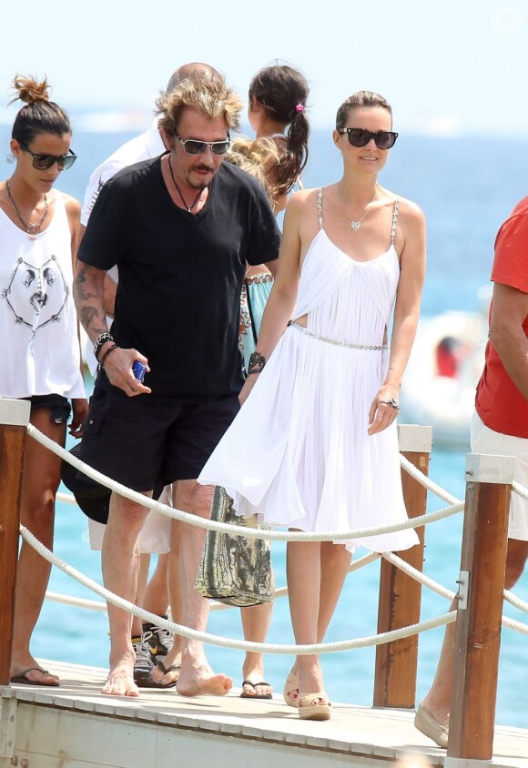 Johnny Hallyday et Laeticia arrivent à la plage de Tahiti entre Saint-Tropez et Ramatuelle, le 20 juillet 2012.