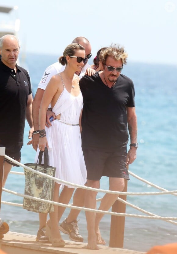 Johnny Hallyday et Laeticia arrivent à la plage de Tahiti entre Saint-Tropez et Ramatuelle, le 20 juillet 2012.