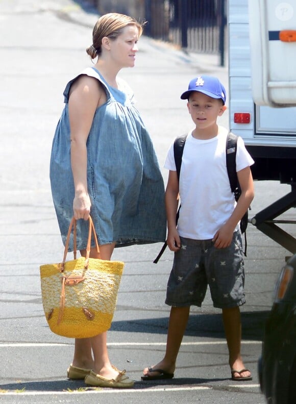 Reese Witherspoon et son fils Deacon sur le tournage de The Devil's Knot à Atlanta, le 26 juin 2012.