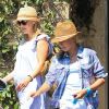 Reese Witherspoon et sa fille Ava, blessée au genou, à Los Angeles, le 20 juillet 2012.