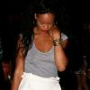 Rihanna, chic et décontractée, dans les rues de Saint-Tropez le 21 juillet 2012.