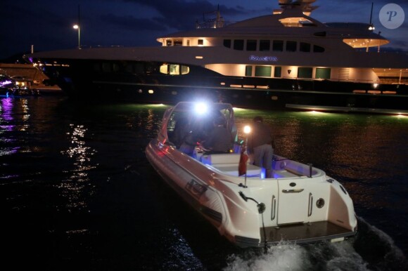 Rihanna et son entourage rejoignent leur yacht, Saint-Tropez le 21 juillet 2012.