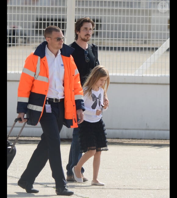 Christian Bale et sa fille Emmeline quittant, depuis l'aéroport du Bourget, la France le 21 juillet 2012 après l'annulation de la promotion du film The Dark Knight Rises. Il s'agit d'une conséquence directe de la fusillade qui a eu lieu dans le Colorado durant une avant-première du film