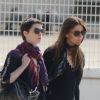 Anne Hathaway quittant, depuis l'aéroport du Bourget, la France le 21 juillet 2012 après l'annulation de la promotion du film The Dark Knight Rises. Il s'agit d'une conséquence directe de la fusillade qui a eu lieu dans le Colorado durant une avant-première du film