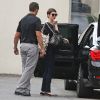Anne Hathaway quittant, depuis l'aéroport du Bourget, la France le 21 juillet 2012 après l'annulation de la promotion du film The Dark Knight Rises. Il s'agit d'une conséquence directe de la fusillade qui a eu lieu dans le Colorado durant une avant-première du film