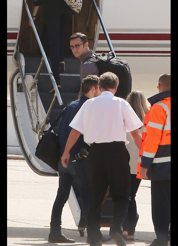 Joseph Gordon-Levitt quittant, depuis l'aéroport du Bourget, la France le 21 juillet 2012 après l'annulation de la promotion du film The Dark Knight Rises. Il s'agit d'une conséquence directe de la fusillade qui a eu lieu dans le Colorado durant une avant-première du film