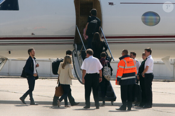L'équipe de Batman quittant, depuis l'aéroport du Bourget, la France le 21 juillet 2012 après l'annulation de la promotion du film The Dark Knight Rises. Il s'agit d'une conséquence directe de la fusillade qui a eu lieu dans le Colorado durant une avant-première du film
