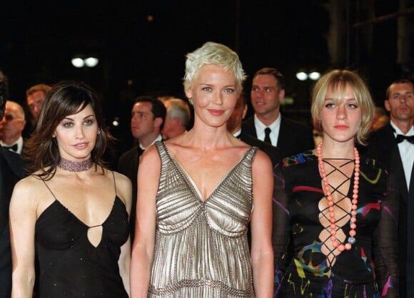 Gina Gershon, Connie Nielsen et Chloë Sevigny en 2002 pour Demonlover d'Olivier Assayas.