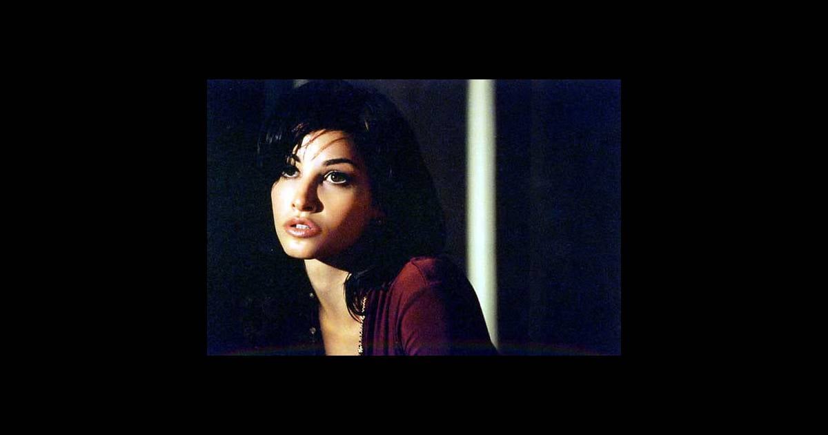 Gina Gershon dans Demonlover (2002) d'Olivier Assayas. Purepeople