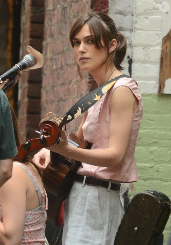 Keira Knightley sur le tournage de la comédie romantique Can a Song Save Your Life ? à New York, le 23 juillet 2012.