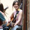 Keira Knightley en musique sur le tournage de la comédie romantique Can a Song Save Your Life ? à New York, le 23 juillet 2012.