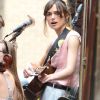 Keira Knightley et sa guitare sur le tournage de la comédie romantique Can a Song Save Your Life ? à New York, le 23 juillet 2012.