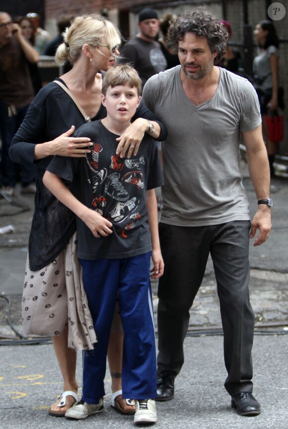 Mark Ruffalo avec sa femme Sunrise Coigney et leur fils Keen sur le tournage de la comédie romantique Can a Song Save Your Life ? à New York, le 23 juillet 2012.