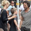 Mark Ruffalo avec sa femme Sunrise Coigney et leur fils Keen sur le tournage de la comédie romantique Can a Song Save Your Life ? à New York, le 23 juillet 2012.