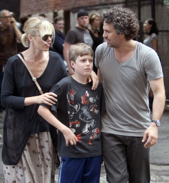 Mark Ruffalo avec sa femme Sunrise Coigney et leur fils Keen sur le tournage de la comédie romantique Can a Song Save Your Life ? à New York, le 23 juillet 2012.