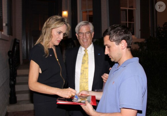 Sharon Stone signe un autographe dans le quartier de Georgetown à Washington, le 23 juillet 2012.