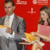 Studieux, le prince Felipe et la princesse Letizia d'Espagne inauguraient le 24 juillet 2012 à Salamanque la réunion annuelle des dirigeants de l'Institut Cervantes.