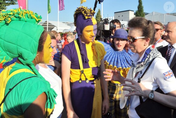 La princesse Anne, présidente de la British Olympic Association, accueillant le 25 juillet 2012 les athlètes britanniques au village olympique.