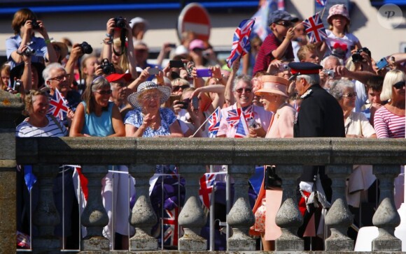 La reine Elizabeth II loin de la fièvre olympique, le 25 juillet 2012, en visite sur l'île de Wight.