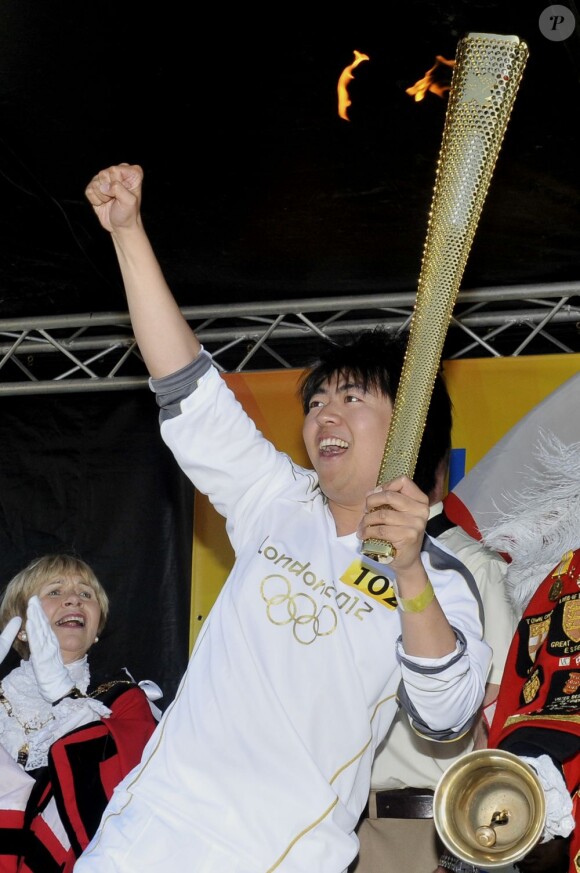 Le pianiste chinois Lang Lang avec la torche olympique le 22 juillet 2012 dans l'Essex.