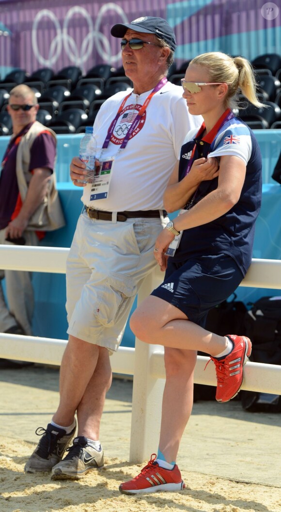 Zara Phillips, qui représente la Grande-Bretagne en concours complet lors des JO de Londres 2012, déjà concentrée le 25 juillet au stade olympique, auprès de son père Mark Phillips, coach de l'équipe américaine.