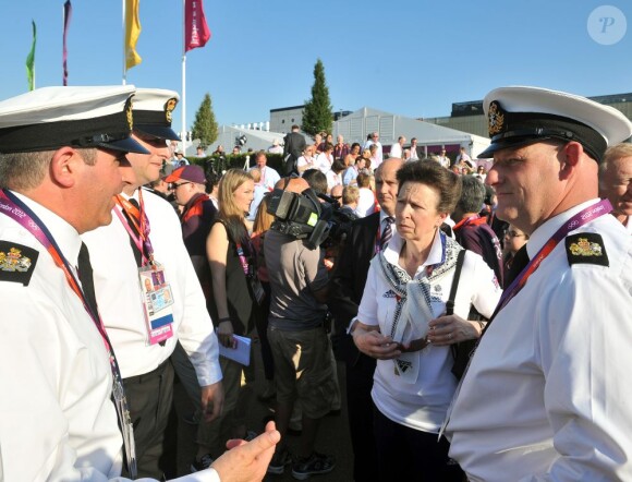 La princesse Anne, présidente de la British Olympic Association, accueillant le 25 juillet 2012 les athlètes britanniques au village olympique.