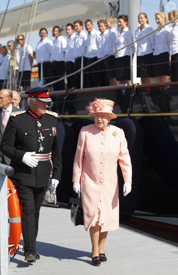 La reine Elizabeth II loin de la fièvre olympique, le 25 juillet 2012, en visite sur l'île de Wight.