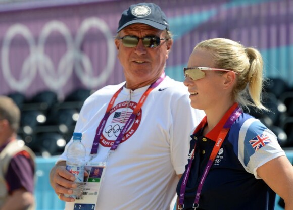 Zara Phillips, qui représente la Grande-Bretagne en concours complet lors des JO de Londres 2012, déjà concentrée le 25 juillet au stade olympique, auprès de son père Mark Phillips, coach de l'équipe américaine.