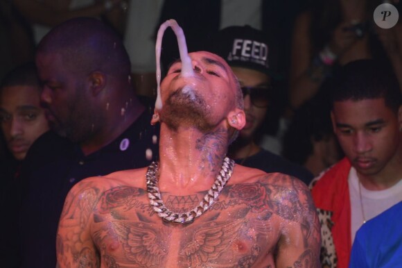 Avec Chris Brown, le champagne coule à flots lorsqu'il donne un showcase le 25 juillet 2012 au Gotha Club à Cannes
