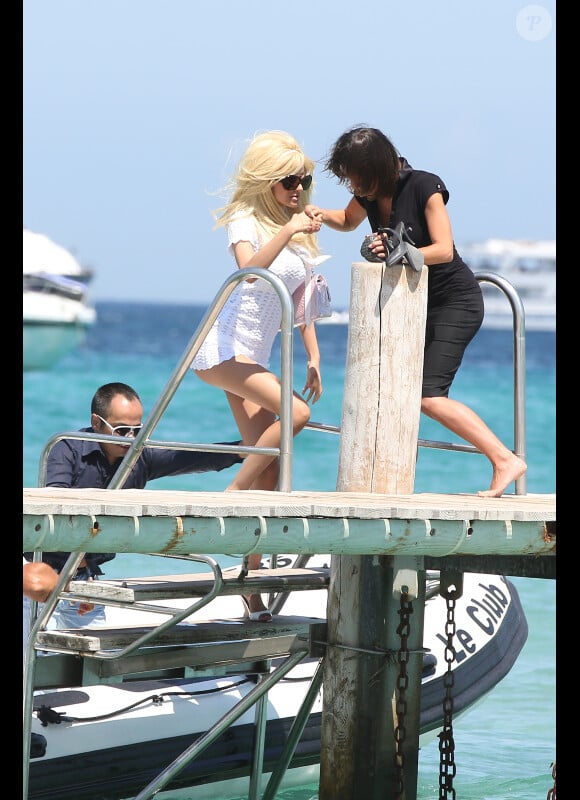 Zahia Dehar : l'ex-Scandaleuse arrive sur la plage du Club 55 à Saint-Tropez le 26 juillet 2012