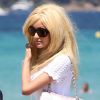 Zahia Dehar : ravissante lorsqu'elle arrive sur la plage du Club 55 à Saint-Tropez le 26 juillet 2012