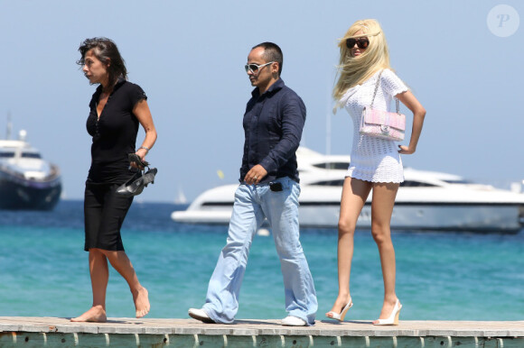 Zahia Dehar arrive sur la plage du Club 55 à Saint-Tropez le 26 juillet 2012