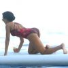 Rihanna se relaxe pendant ses vacances en buvant une Corona en mer près de son yacht au large d'Èze sur la Côte d'Azur le 26 juillet 2012