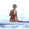 Rihanna se relaxe pendant ses vacances en buvant une Corona en mer près de son yacht au large d'Èze sur la Côte d'Azur le 26 juillet 2012