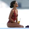 Rihanna : La bombe se relaxe pendant ses vacances en buvant une Corona en mer près de son yacht au large d'Èze sur la Côte d'Azur le 26 juillet 2012