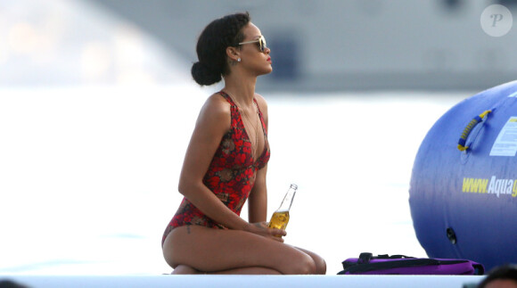 Rihanna : La bombe se relaxe pendant ses vacances en buvant une Corona en mer près de son yacht au large d'Èze sur la Côte d'Azur le 26 juillet 2012