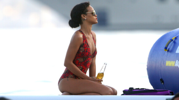 Rihanna : Moment de détente paradisiaque pour la bombe, en pleine mer
