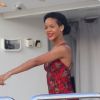 Rihanna se relaxe pendant ses vacances en buvant une Corona en mer près de son yacht au large d'Èze sur la Côte d'Azur le 26 juillet 2012