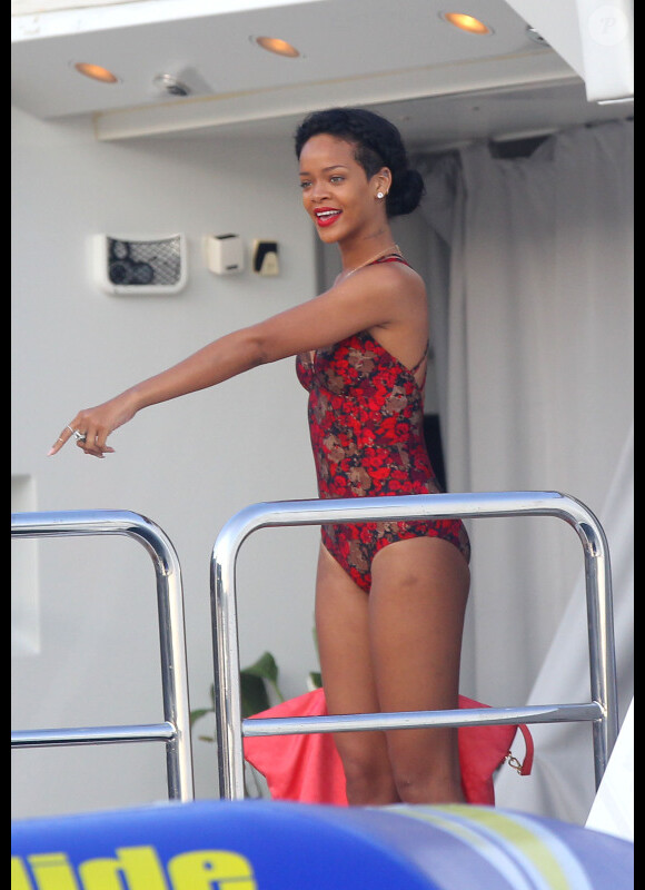 Rihanna se relaxe pendant ses vacances en buvant une Corona en mer près de son yacht au large d'Èze sur la Côte d'Azur le 26 juillet 2012