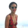 Rihanna boit une Corona en mer près de son yacht au large d'Èze sur la Côte d'Azur le 26 juillet 2012