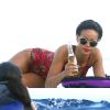 Rihanna se prélasse pendant ses vacances en buvant une Corona en mer près de son yacht au large d'Èze sur la Côte d'Azur le 26 juillet 2012