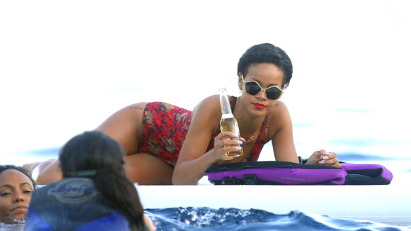 Rihanna se prélasse pendant ses vacances en buvant une Corona en mer près de son yacht au large d'Èze sur la Côte d'Azur le 26 juillet 2012