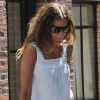 Sarah Jessica Parker, stylée dans sa petite robe blanche accessoirisée d'un sac Fendi frappé de ses initiales et d'escarpins Manolo Blahnik. New York, le 24 juillet 2012.