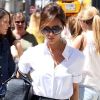 Victoria Beckham, de passage à Paris, portait des lunettes et un sac de sa griffe éponyme, avec une chemise Maison Martin Margiela, une jupe Jil Sander et des bottines Giuseppe Zanotti. Le 23 juillet 2012.
