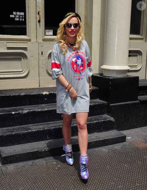 Rita Ora porte un bonnet et un t-shirt oversize The Hundreds sur des chaussures Blumarine à New York. Le 19 juin 2012.