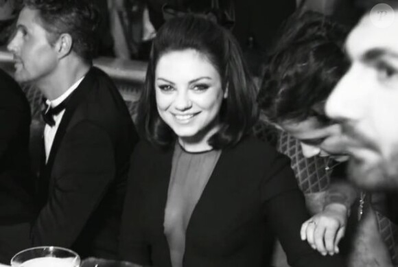 Mila Kunis, souriante sur le shooting de la nouvelle campagne Miss Dior à Los Angeles.