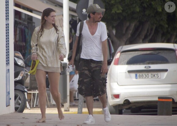 Mischa Barton et Sebastian Knapp amoureux en vacances. A Formentera le 27 juillet 2012.